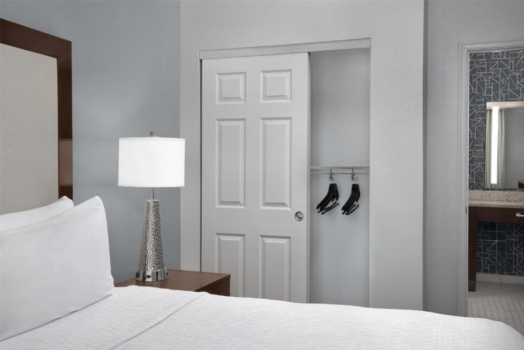 Homewood Suites by Hilton Newark-Cranford - King Suite - Mobility Access/Non-Smoking