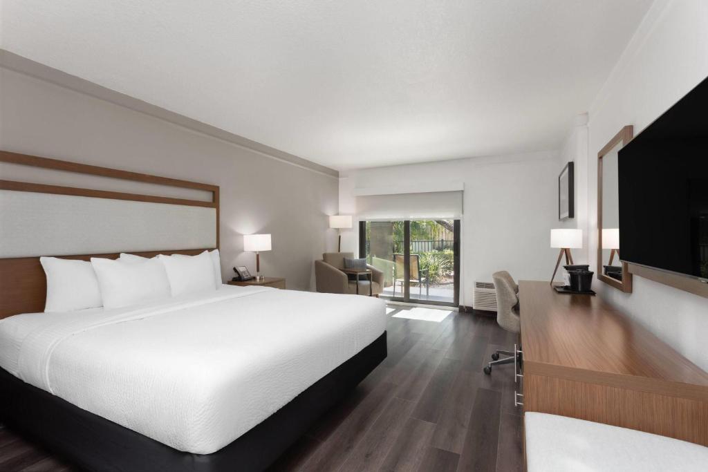 La Quinta by Wyndham Ft Lauderdale Cypress Creek photo