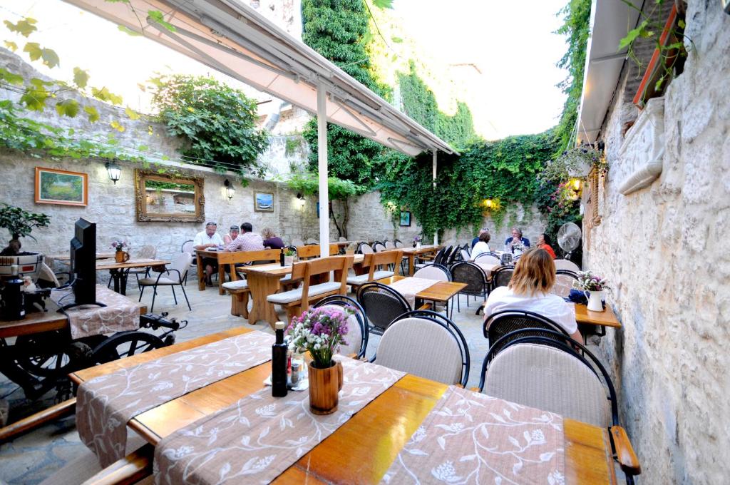 Reštaurácia alebo iné gastronomické zariadenie v ubytovaní Palace Central Square