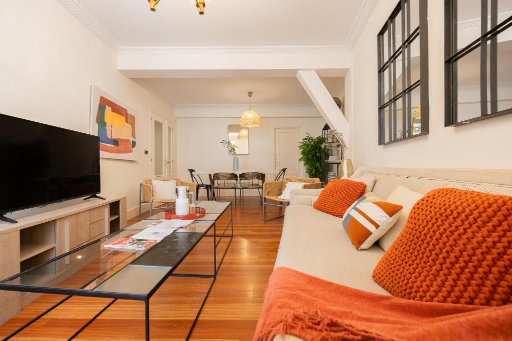 ビルバオにあるZazpikaleak by Staynnapartmentsのソファとテレビのあるリビングルーム