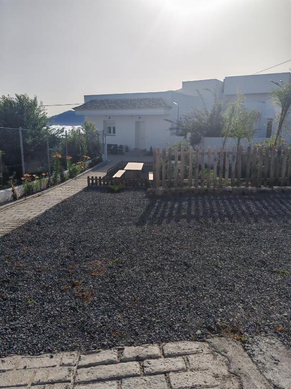 a backyard with a fence and a house at Casa el pinar in La Orotava