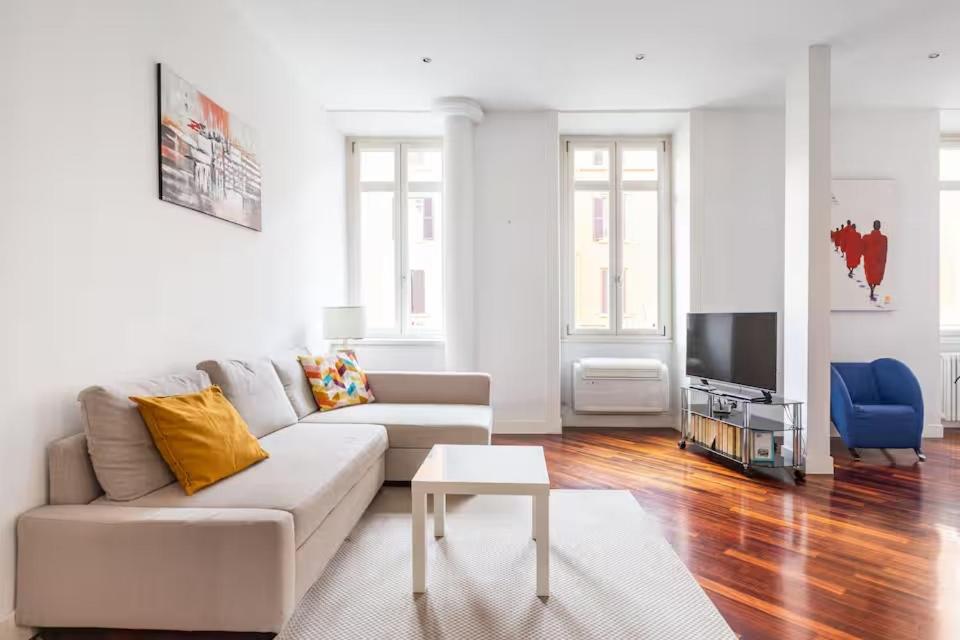 un soggiorno con un divano e una TV di La corte di Merlino - Apt centrale di pregio a Roma