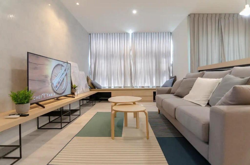 Μια τηλεόραση ή/και κέντρο ψυχαγωγίας στο Chic & Cozy 2BR Suasana Suite 6 FREE Parking