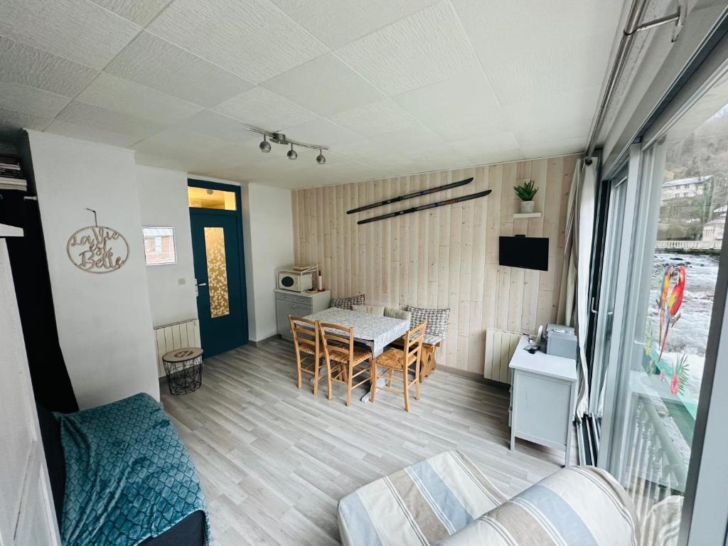 een woonkamer met een tafel en een eetkamer bij Centre ville Appartement 4 personnes in Cauterets