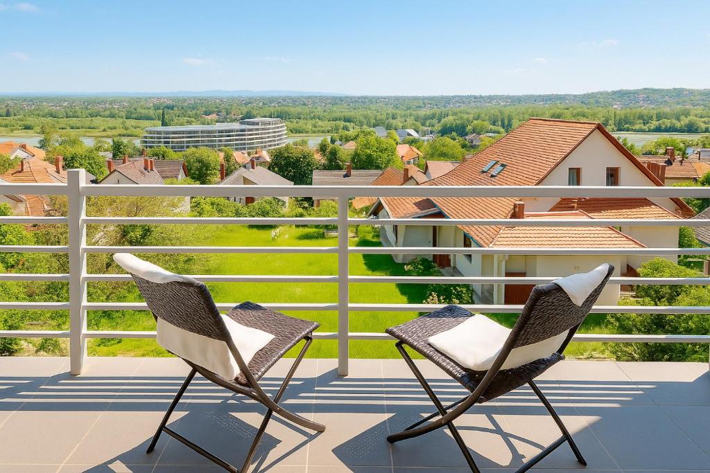 Dos sillas en un balcón con vista. en Savelij apartament, en Hévíz