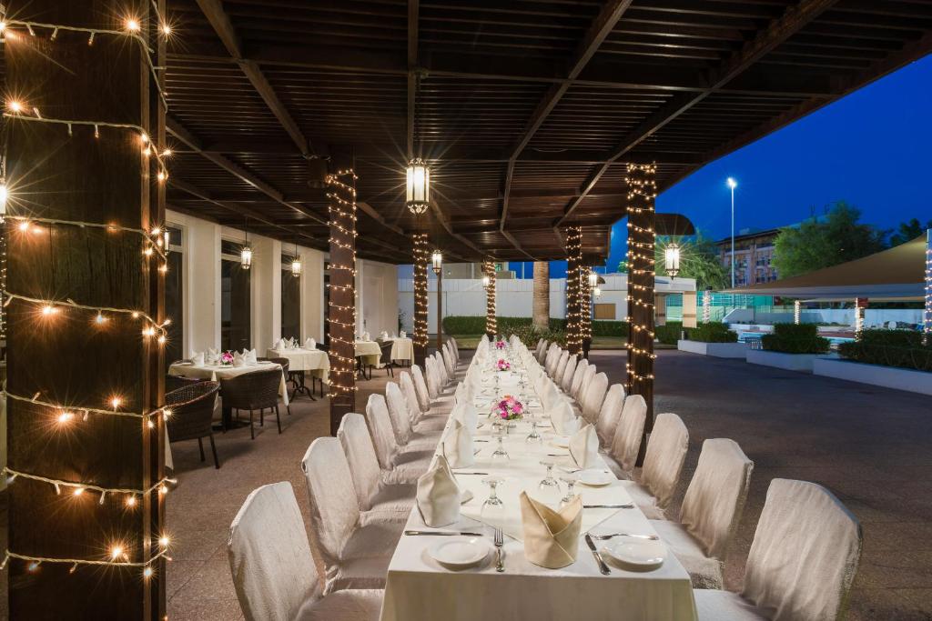 Restaurace v ubytování Al Falaj Hotel