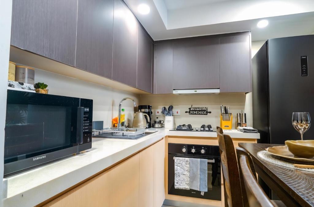 ナイロビにあるLuxury homesのキッチン(茶色のキャビネット、カウンタートップ付)