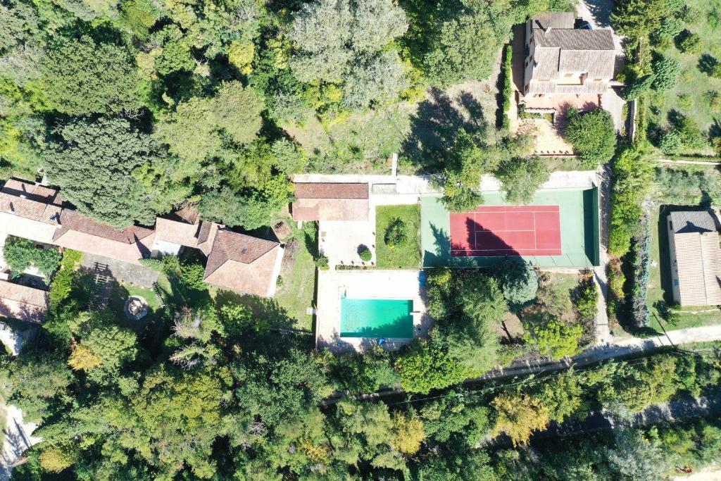 ロリオル・デュ・コンタにあるChâteau Sainte BARBEの庭のある家の航空写真