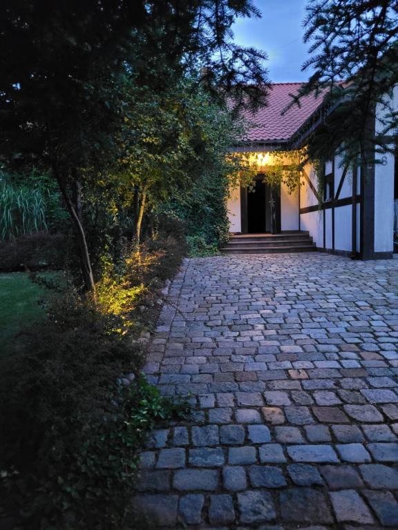 Un camino de piedra que conduce a una casa por la noche. en Villa Rustica, 