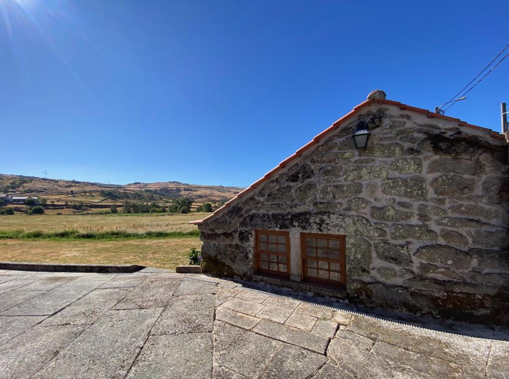 a stone building with a door on the side of it at Refugio das Terras Altas in Ribeira de Pena