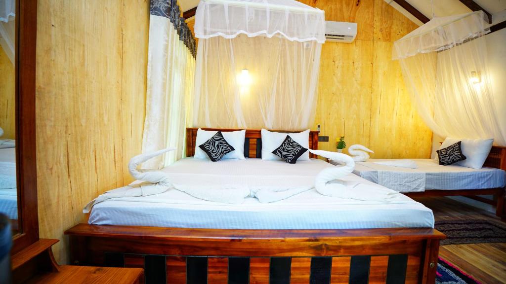 una camera da letto con un letto a baldacchino di Akash Treehouse a Sigiriya