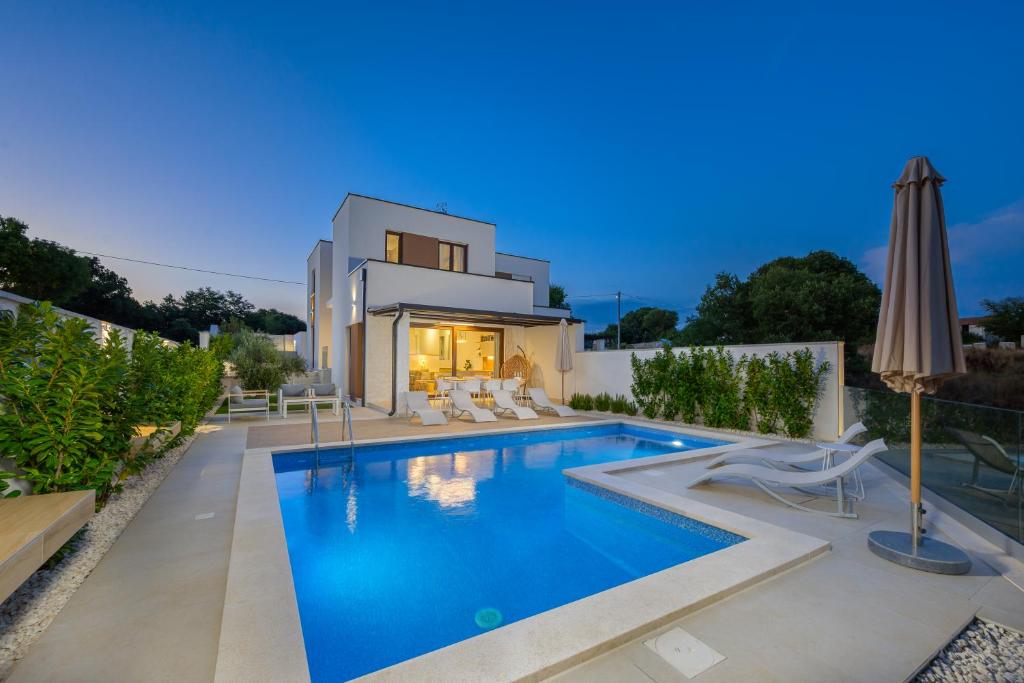 een zwembad voor een huis bij Villa Lo La by Istrialux in Svetvinčenat