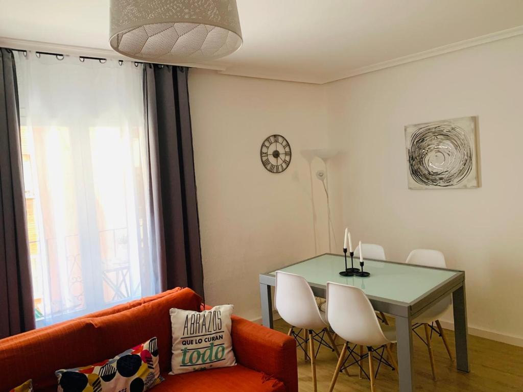 a living room with a table and chairs and a couch at HabitaHost Colón in Cuenca