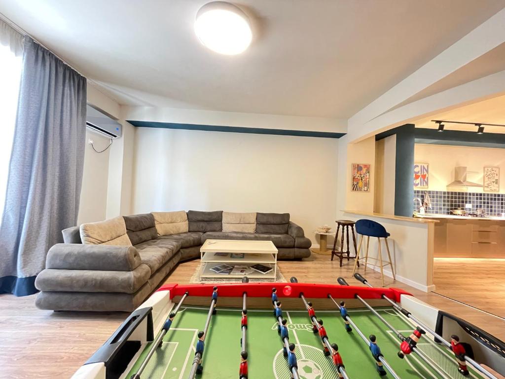 ein Wohnzimmer mit einer Couch und einem Billardtisch in der Unterkunft Lomi's Homey - Rooms in Tbilisi City