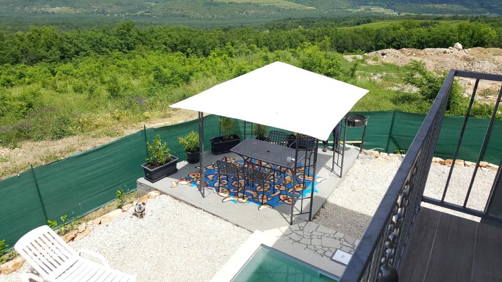 widok z góry na patio ze stołem i krzesłami w obiekcie Art House Vižinada w mieście Vižinada
