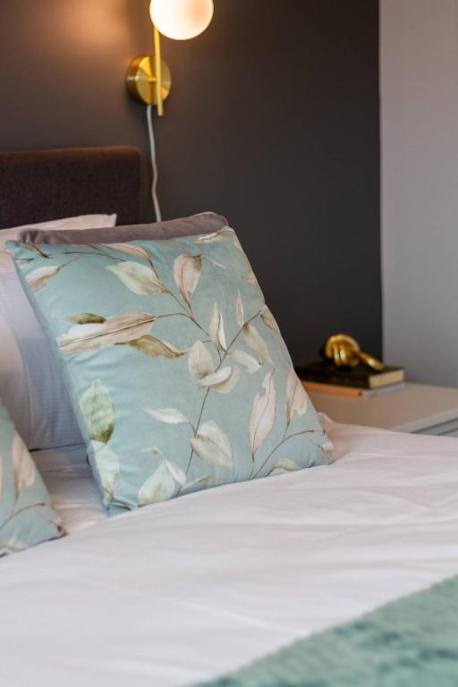 Spacious 2BR, 2Bath Home Base on Gloucester Street - Resim 6