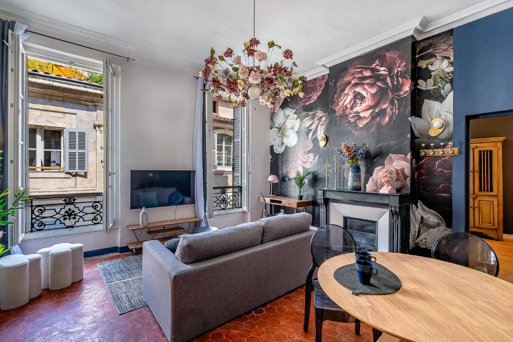 a living room with a couch and a fireplace at Le Boudoir des Capucins - T2 Plein Centre Ville proche Canebière Vieux Port - Gare TGV Saint Charles in Marseille