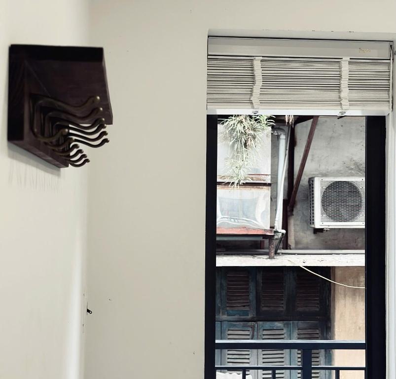 Télévision ou salle de divertissement dans l'établissement B House - 3Br 2Bath Balcony 5ms Lake Quiet Old Quater