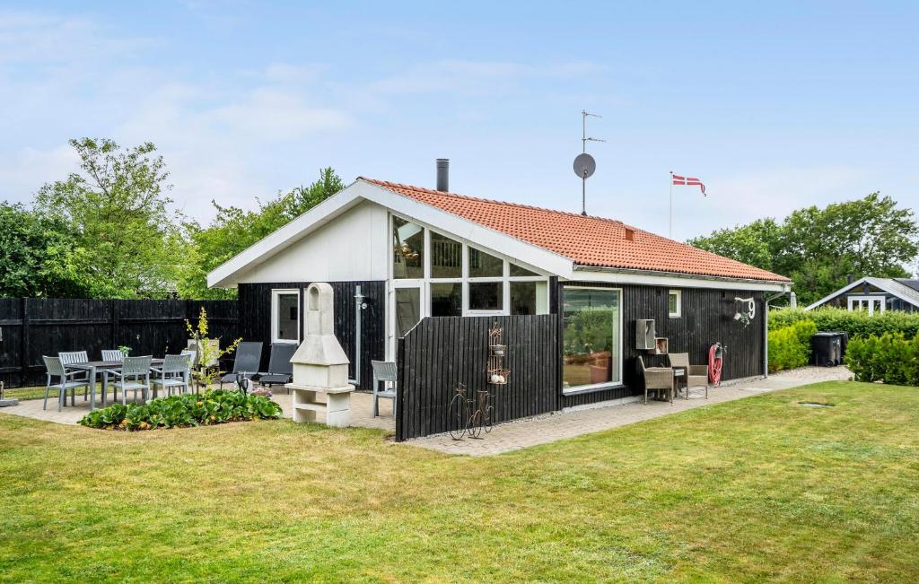 TarmにあるAwesome Home In Tarm With Swimming Poolの庭付白黒家