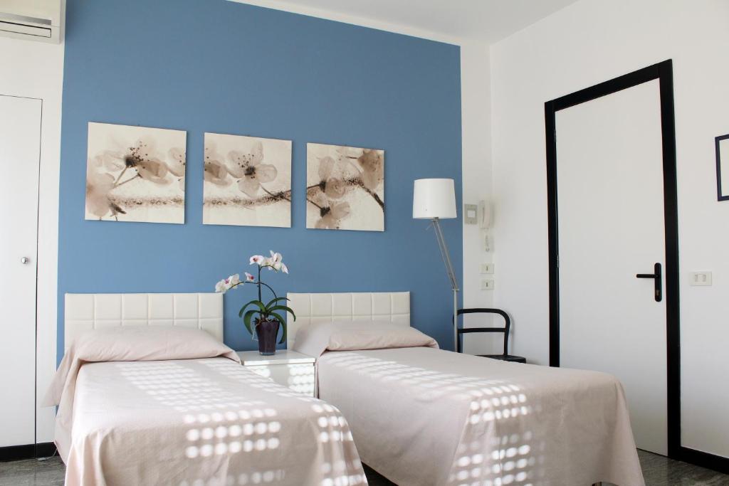 コンヴェルサーノにあるBigaròの青い壁のドミトリールーム ベッド2台