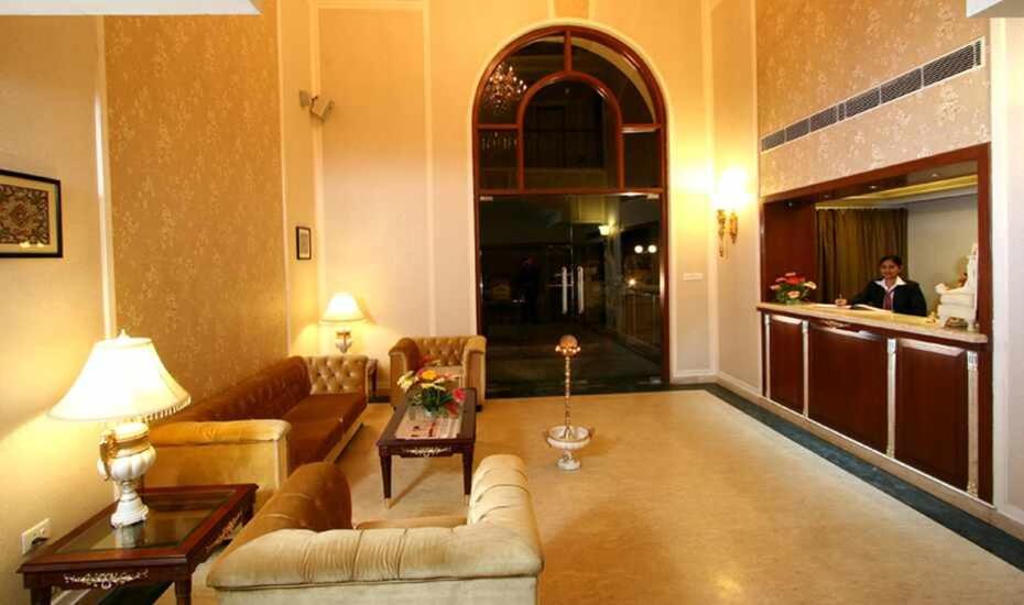 a living room with couches and a bar in a building at Hotel Le castle in Jāmb