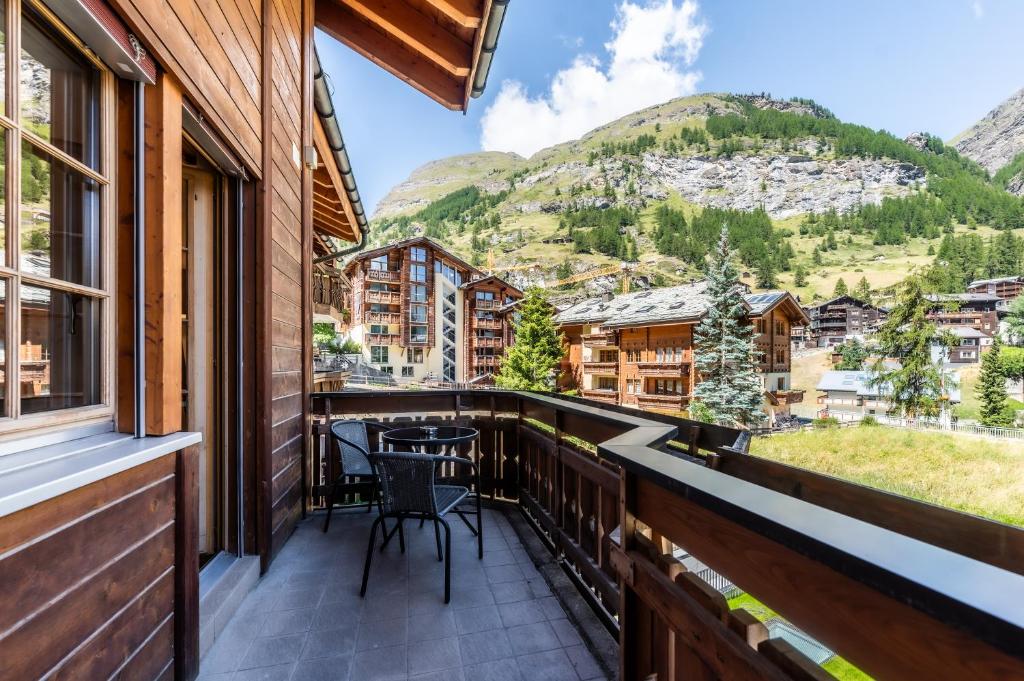 ツェルマットにあるStudio Nova, Zermattの山々の景色を望むバルコニー