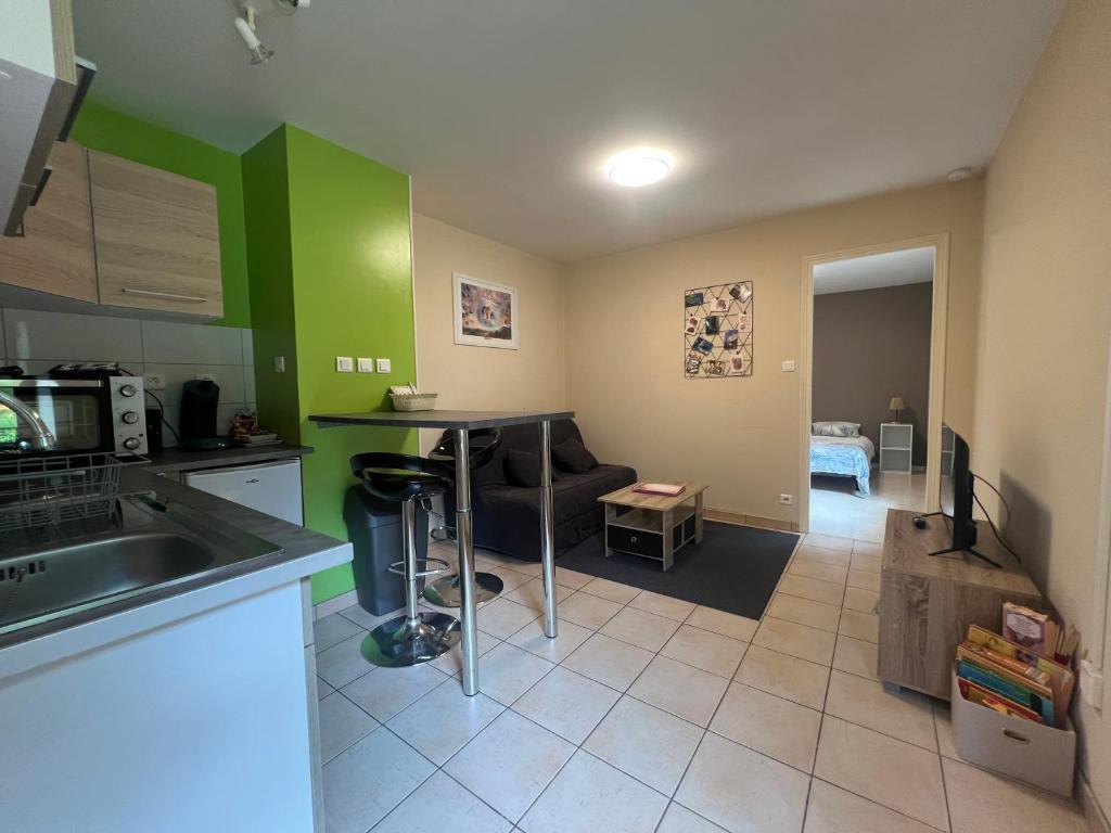 - une cuisine avec un évier et une table dans une chambre dans l'établissement Sebea, à Chantraine