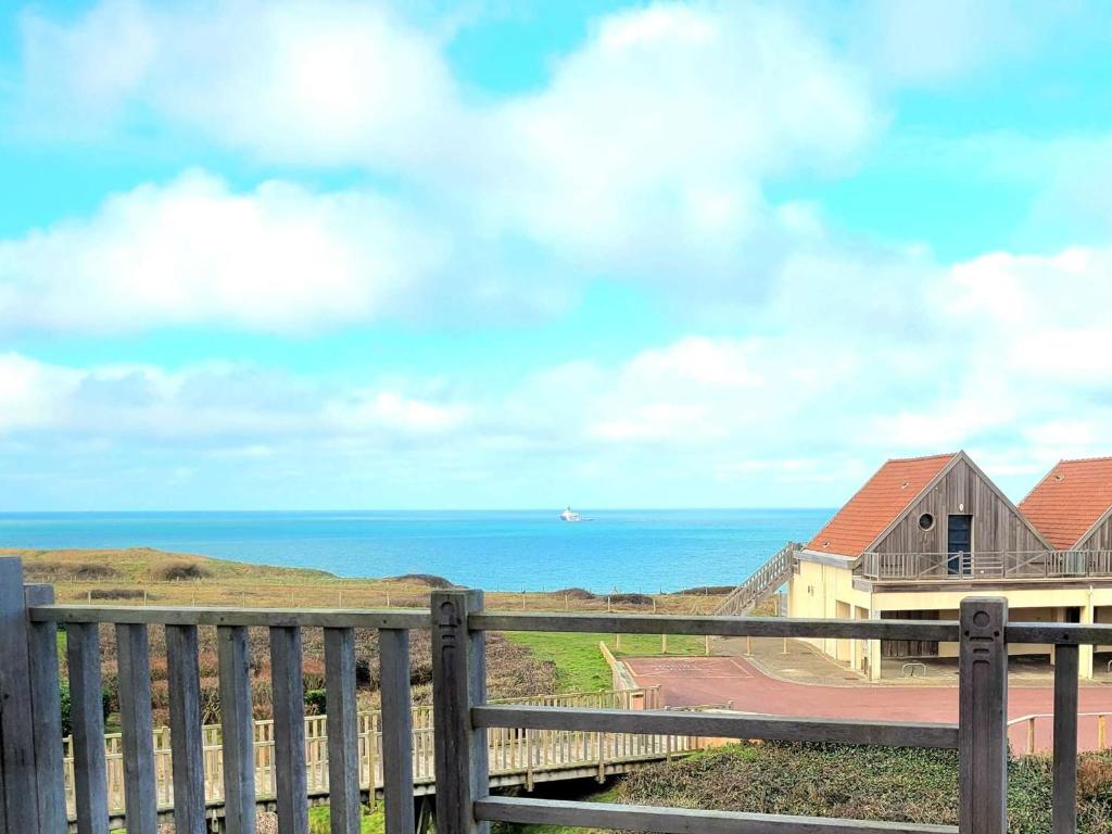 une clôture en bois avec vue sur l'océan dans l'établissement Studio avec Balcon, Parking Privatif et Wi-Fi à Wimereux - FR-1-675-20, à Wimereux