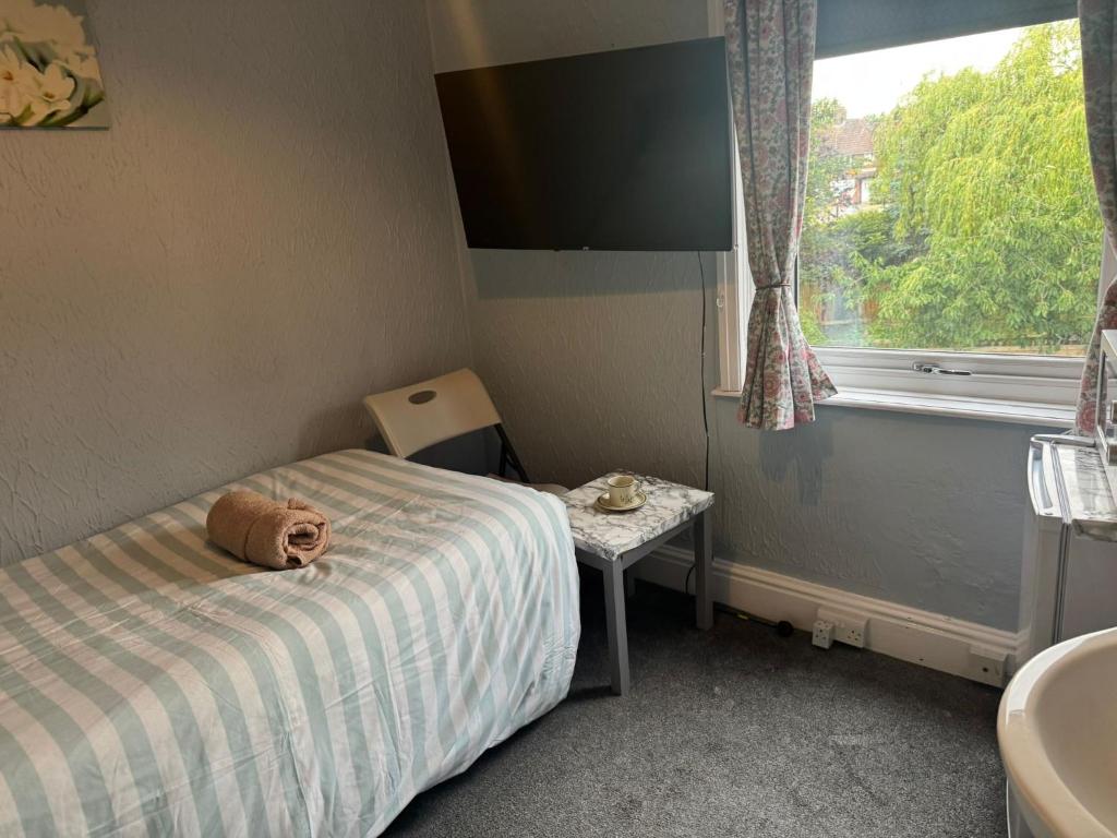 Postel nebo postele na pokoji v ubytování OYO Woodville Lodge Leeds