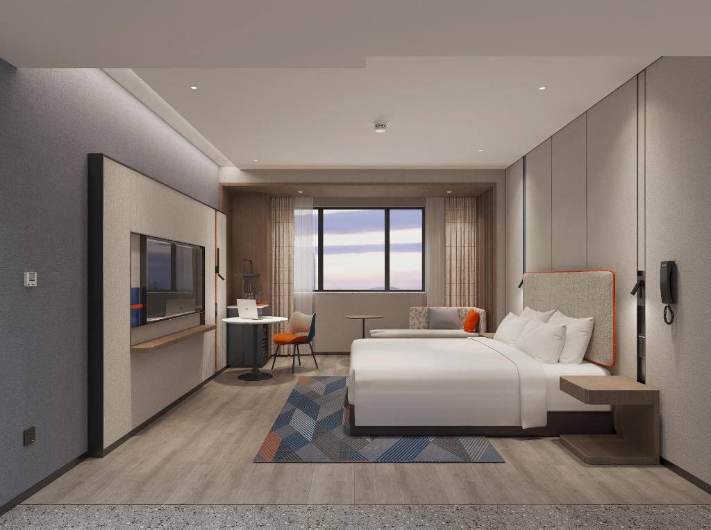 a hotel room with a bed and a desk at Holiday Inn Express Chongqing Tongliang by IHG in T'ung-liang-hsien