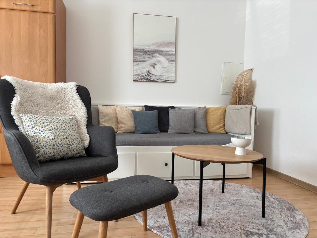 a living room with a couch and a table at Neu Apartment in Schloß nähe,Parkplatz, Netflix in Sögel