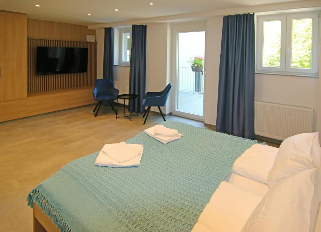Un dormitorio con una cama con dos toallas encima. en Gästehaus Falken, en Hechingen