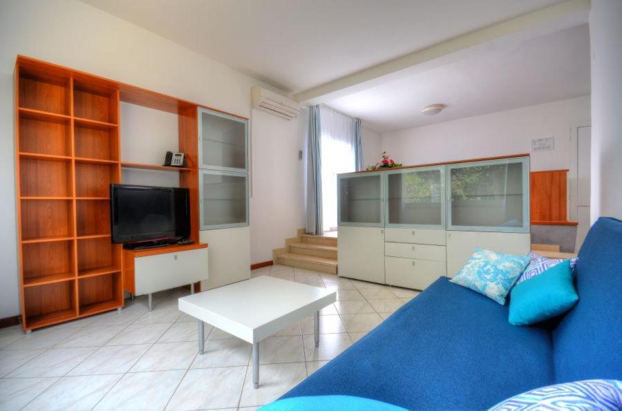 Ein Sitzbereich in der Unterkunft Verudela Villas
