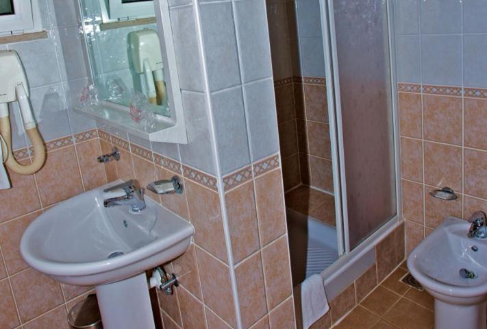Ein Badezimmer in der Unterkunft Verudela Villas