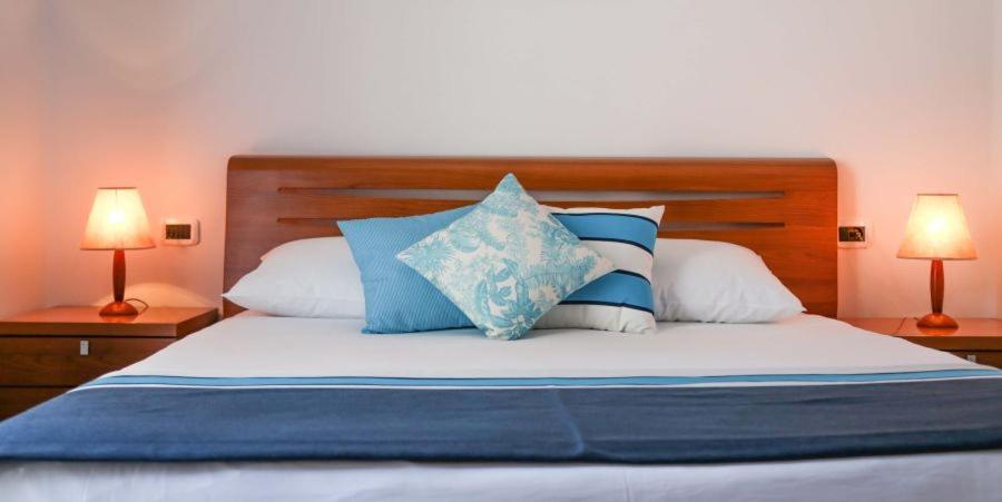 Ein Bett oder Betten in einem Zimmer der Unterkunft Verudela Villas