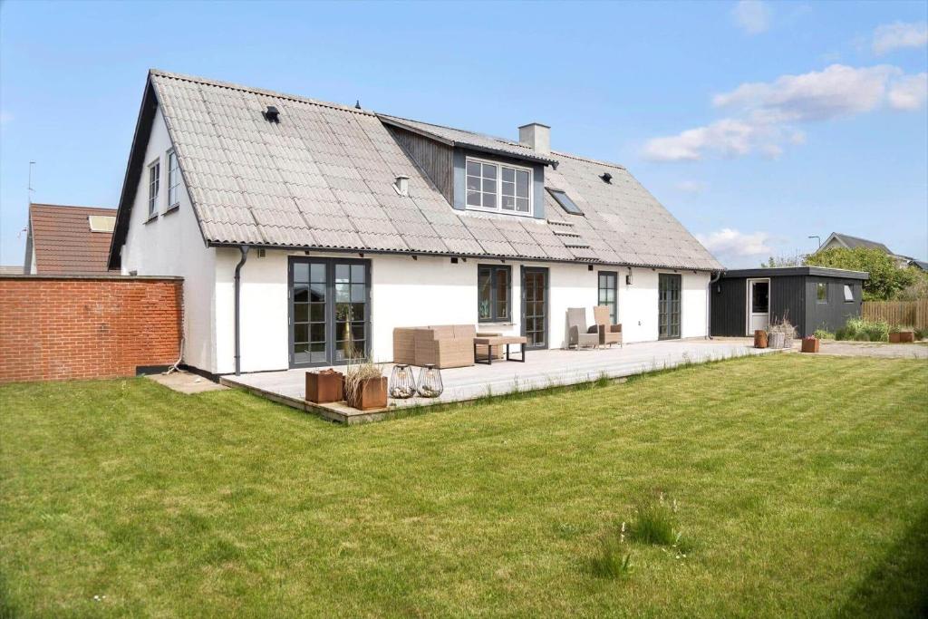 a white house with a lawn in front of it at 193-Vestervig-Vesterhavsvej-36 in Vestervig
