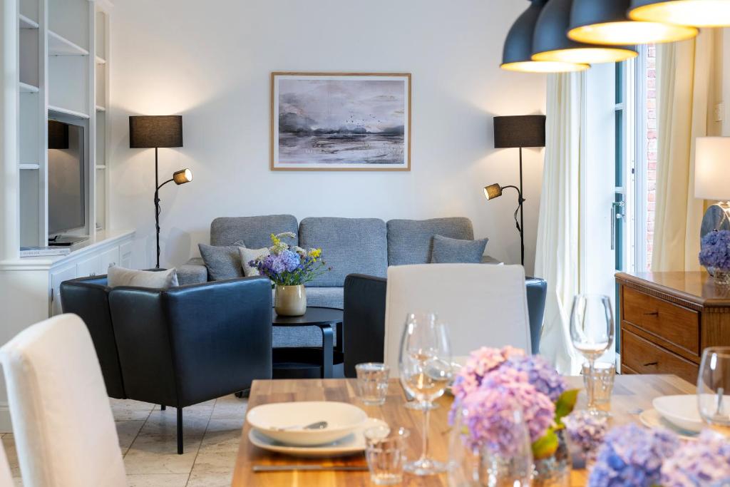 a living room with a table and chairs at Kairem Ingiwai 22c in Keitum