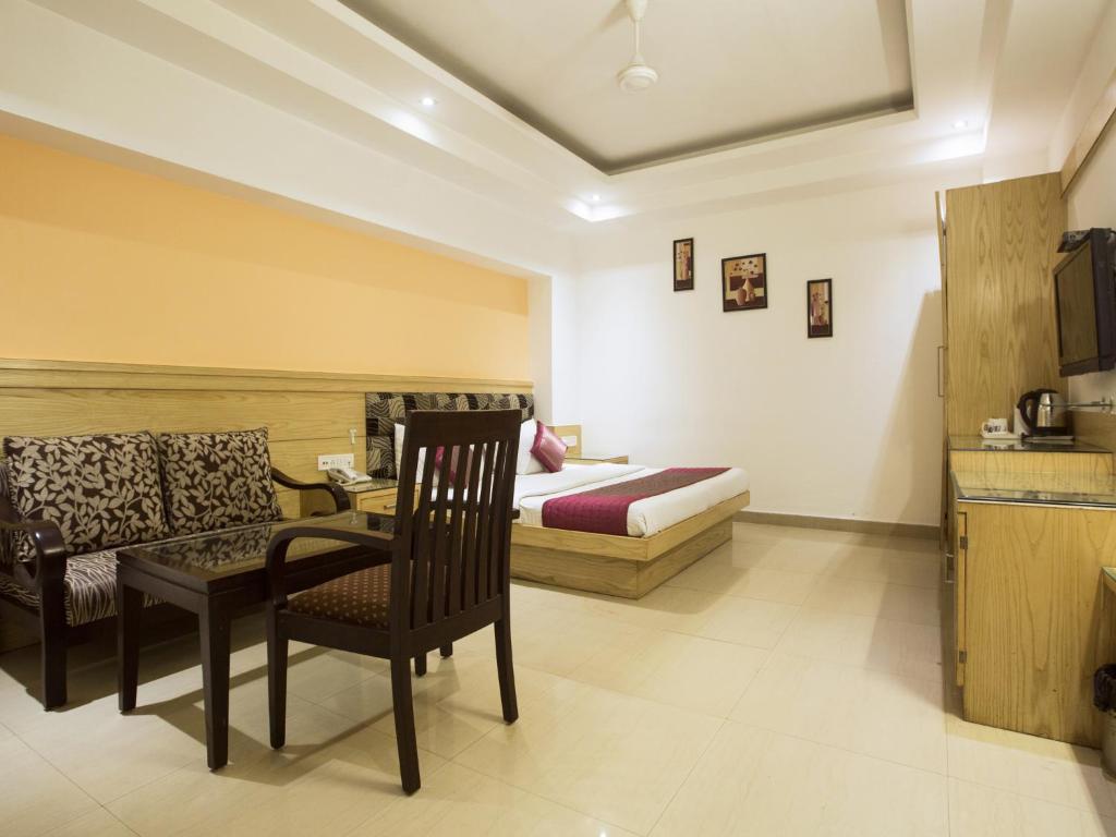 Kuchyň nebo kuchyňský kout v ubytování Hotel Krishna Deluxe-By RCG Hotels