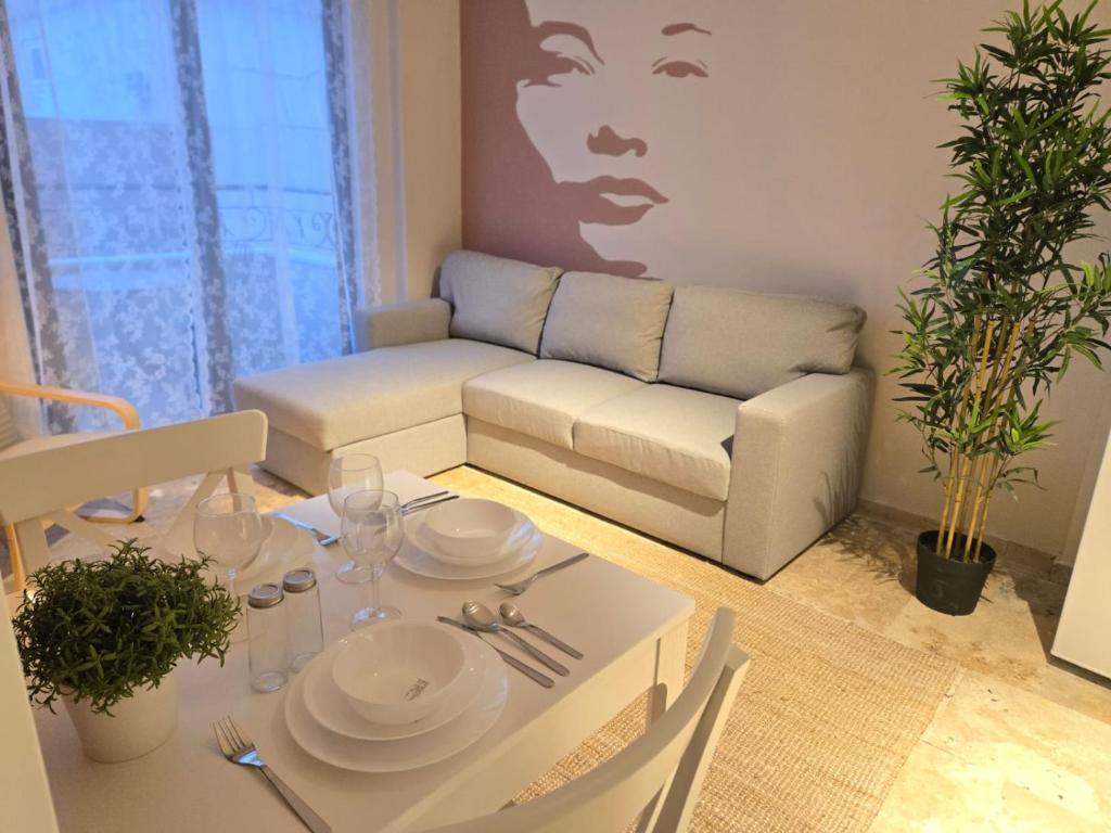 a living room with a table and a couch at Denize yakın tatil keyfi 2 in Kızılot