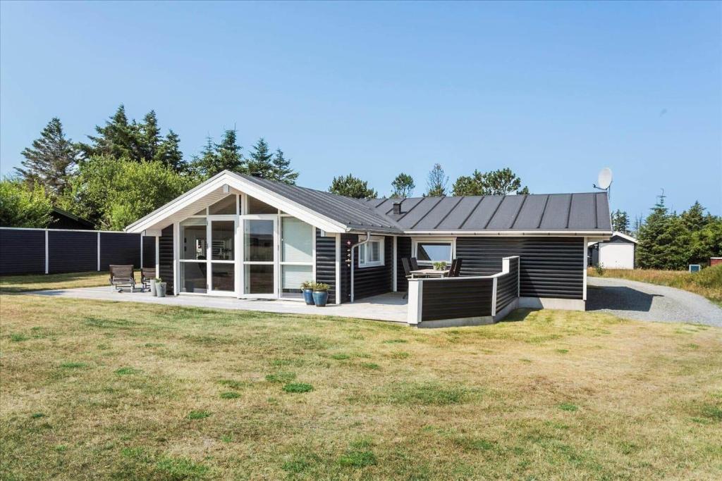 una pequeña casa con un gran patio en 433-Thisted-Tunvej-20, en Thisted