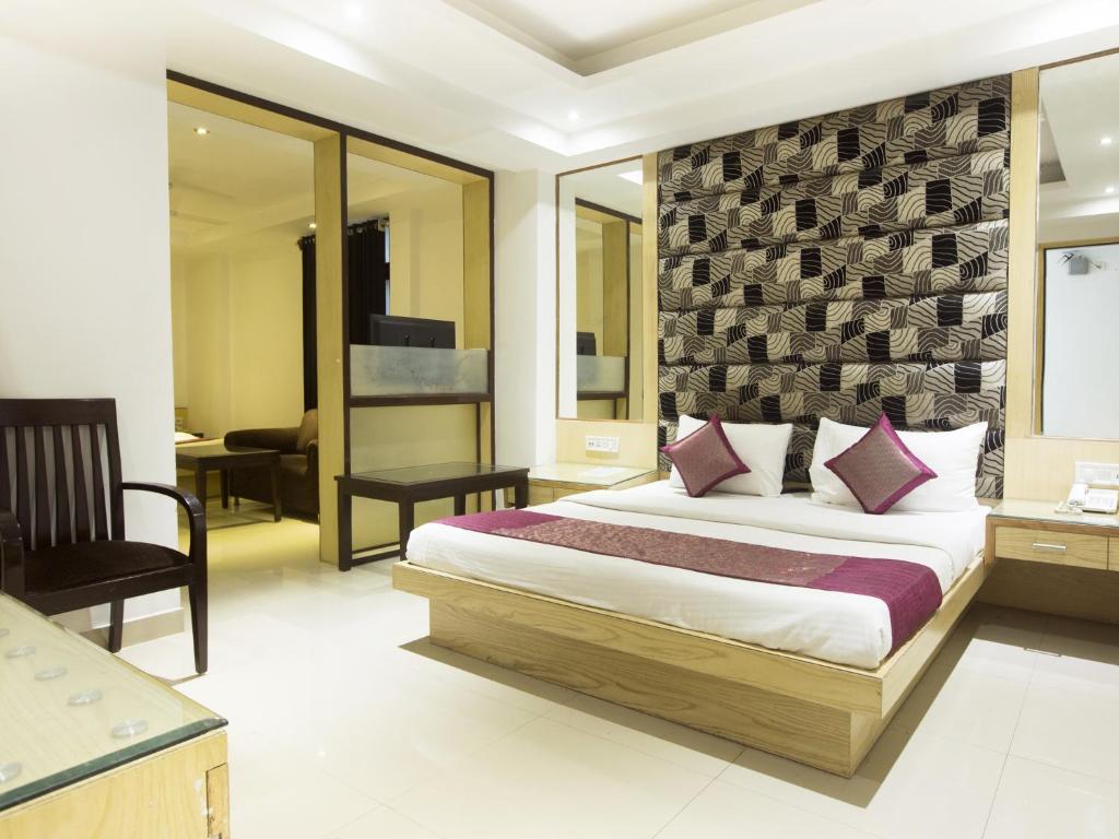 Postel nebo postele na pokoji v ubytování Hotel Krishna Deluxe-By RCG Hotels