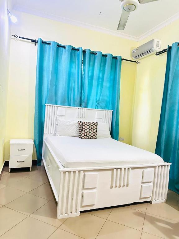 Un pat sau paturi într-o cameră la Affordable pearl Lulu Apartments with Fast WiFi