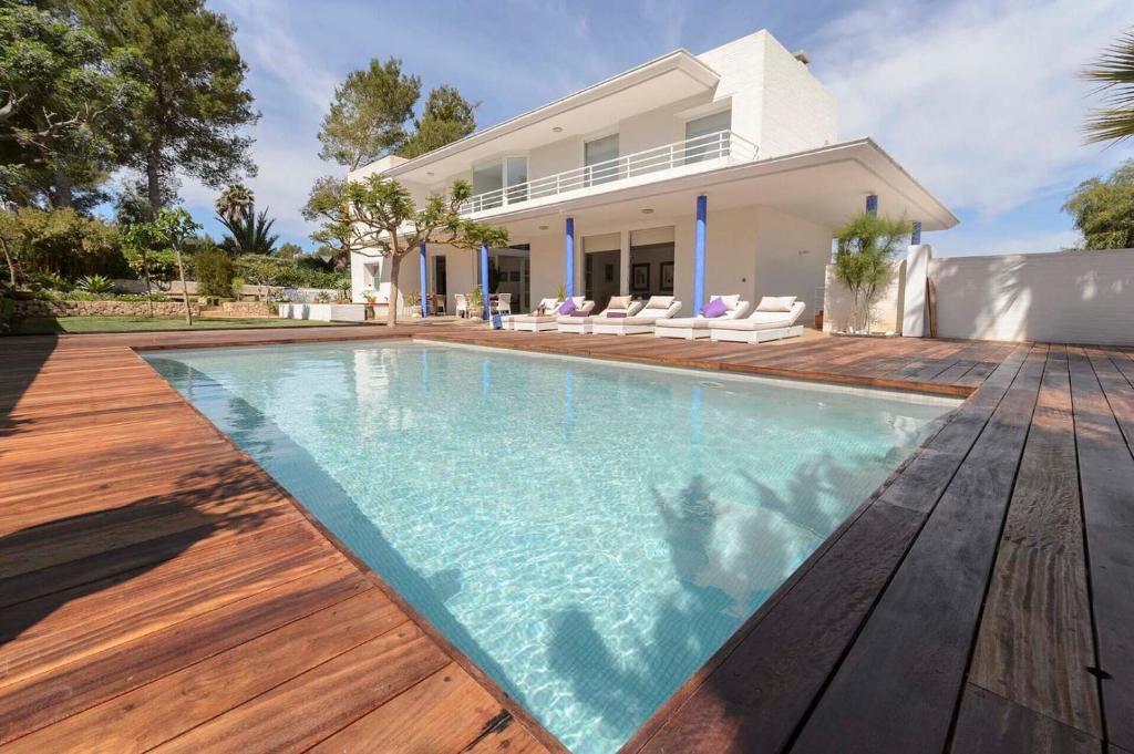 una piscina frente a una casa en Ibiza Villa with Private Pool and Garden, 1060, en Bahía de San Antonio