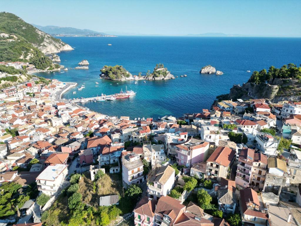 Casa al Castelllo - Traditional home in Parga في بارغا: اطلالة جوية على مدينة على المحيط