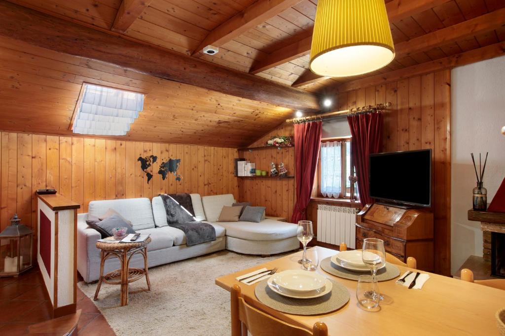 TV a/nebo společenská místnost v ubytování Graziosa Mansarda vista montagne