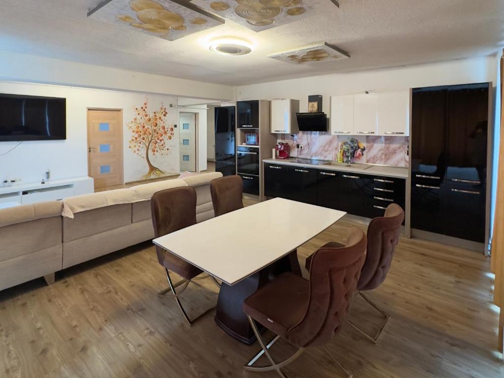 a living room with a table and a couch at Apartament RYO in Şelimbăr