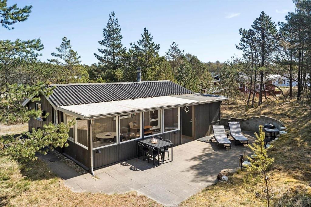 Casa pequeña con patio y mesa en 746-Thisted-Blamunkevej-36, en Thisted
