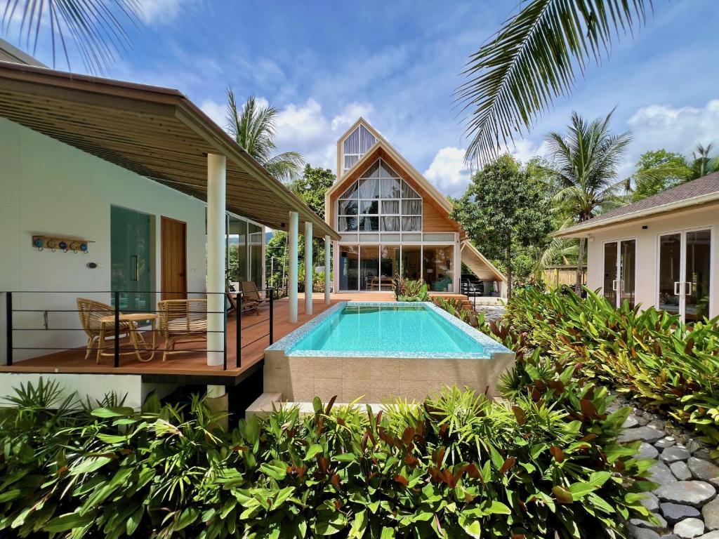ein Haus mit einem Swimmingpool vor dem Haus in der Unterkunft Luxury Retreat, Pool, Gym, Sauna, Spacious land & Garden in Ko Phangan