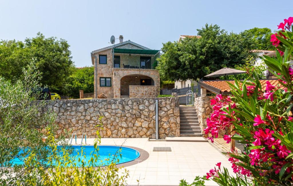 リスィカにあるVilla Risika 1 with pool island Krk by Villas Guidの石壁のヴィラ(スイミングプール付)