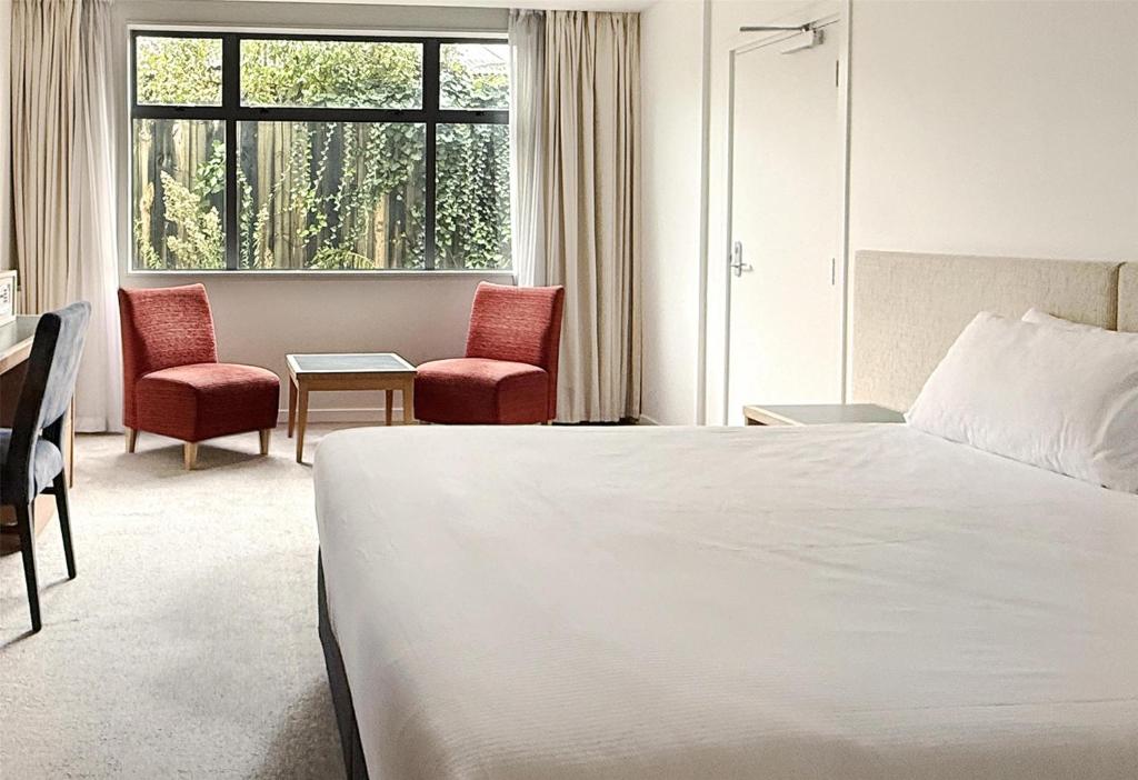 Postel nebo postele na pokoji v ubytování Sudima Hotel Lake Rotorua